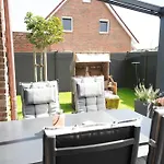 Haus Friesenkuss Mit Hund Dom wakacyjny