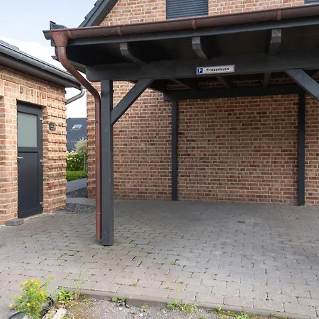 Haus Friesenkuss Mit Hund Schillig